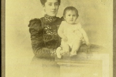 Mulher com bebê ao colo