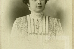 Mulher com vestido de gola alta