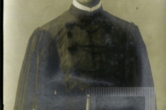 Homem com beca de formatura
