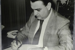 Homem assinando documento