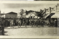 Grupo de pessoas com bicicletas