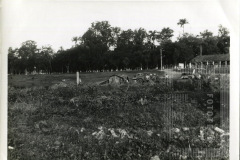 Terreno com veículos e pessoas na praça Castelo Branco