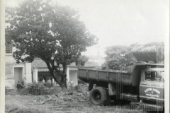Grupo de pessoas observando obras da Praça Castelo Branco