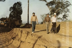 Homens andando na obra