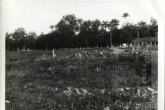 Terreno com veículos e pessoas na praça Castelo Branco