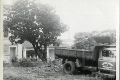 Grupo de pessoas observando obras da Praça Castelo Branco